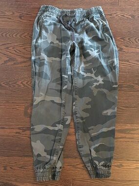 TNA Alix Pant camo jogger size S